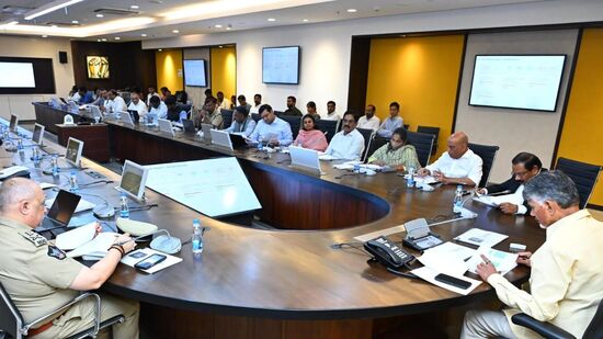 డేట్ లేక్ రూపకల్పనలో భాగంగా పౌరసరఫరాల శాఖ సమాచారం కూడా అందుబాటులోకి వస్తే డిజిటల్ రేషన్ కార్డుల ప్రక్రియలో ముందడుగు పడే అవకాశం ఉంది. &nbsp; ఇప్పటికే అన్ని ప్రభుత్వ శాఖలకు చీఫ్ డేటా టెక్నికల్ ఆఫీసర్ (సీడీటీవో)ను నియమించాలని ఐటీ శాఖ నుంచి ఉత్తర్వులు జారీ అయ్యాయి.&nbsp;