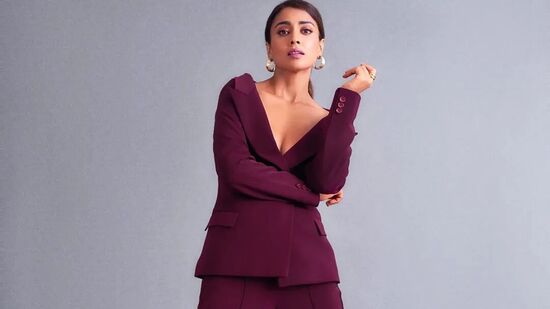 Shriya Bold Photos: గార్జియస్ అంటూ శ్రియ అందాన్ని పొగుడుతూ రెడ్ హార్ట్ ఎమోజీలను అభిమానులు పోస్ట్ చేస్తున్నారు.