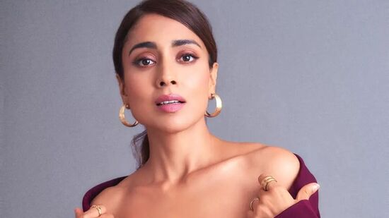 Shriya Bold Photos: శ్రియ శరణ్ అందాలు అదరహో అంటూ కామెంట్స్ చేస్తున్నారు