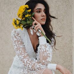 <p>Kriti Shetty Valentine's Day: కృతి శెట్టి రోజురోజుకూ తన హాట్‌నెస్ డోసు పెంచేస్తోంది. వాలెంటైన్స్ డే ముందు రోజు ఈ ముద్దుగుమ్మ చేతిలో ఇలా పూల గుత్తితో మెస్మరైజ్ చేసింది</p>
