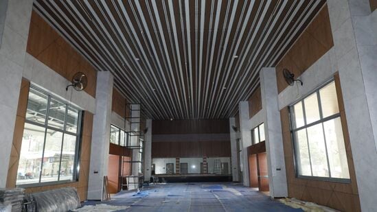 అమృత్ భారత్ స్టేషన్ పథకం కింద దేశవ్యాప్తంగా పలు రైల్వే స్టేషన్లను రైల్వే శాఖ అధునాతనంగా అభివృద్ది చేస్తోంది. ఇందులో భాగంగా హైదరాబాద్ లోని బేగంపేట్ రైల్వే స్టేషన్ రూపురేఖలు మారిపోనున్నాయి. అమృత్ భారత్ స్టేషన్ పథకం కింద దేశవ్యాప్తంగా పలు రైల్వే స్టేషన్లను రైల్వే శాఖ అధునాతనంగా అభివృద్ది చేస్తోంది. ఇందులో భాగంగా హైదరాబాద్ లోని బేగంపేట్ రైల్వే స్టేషన్ రూపురేఖలు మారిపోనున్నాయి. 