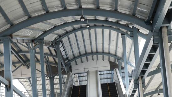 ఈ స్కీమ్ లో భాగంగా హైదరాబాద్ లోని బేగంపేట్ రైల్వే స్టేషన్ రూపురేఖలను మార్చేలా రైల్వేశాఖ మాస్టర్ ప్లాన్ రూపొందించింది. ఇప్పటికే పనులు సగానికి పైగా పూర్తయ్యాయి. మిగతా పనులు కొనసాగుతున్నాయి. అయితే ఈ పనులు ప్రగతికి సంబంధించి కేంద్రమంత్రి కిషన్ రెడ్డి కొన్ని వివరాలతో పాటు ఫొటోలను షేర్ చేశారు. ఈ స్కీమ్ లో భాగంగా హైదరాబాద్ లోని బేగంపేట్ రైల్వే స్టేషన్ రూపురేఖలను మార్చేలా రైల్వేశాఖ మాస్టర్ ప్లాన్ రూపొందించింది. ఇప్పటికే పనులు సగానికి పైగా పూర్తయ్యాయి. మిగతా పనులు కొనసాగుతున్నాయి. అయితే ఈ పనులు ప్రగతికి సంబంధించి కేంద్రమంత్రి కిషన్ రెడ్డి కొన్ని వివరాలతో పాటు ఫొటోలను షేర్ చేశారు. 