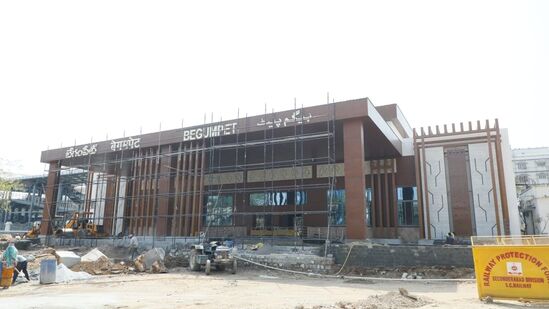 స్టేషన్ బిల్డింగ్ ఫినిషింగ్ పనులు, రోడ్డు అభివృద్ధి పనులు, అప్రోచ్ రోడ్లతో పాటు మరికొన్ని పనులు కొనసాగుతున్నాయి. ఇవి కూడా త్వరలోనే పూర్తయ్యే అవకాశం ఉంది, స్టేషన్ బిల్డింగ్ ఫినిషింగ్ పనులు, రోడ్డు అభివృద్ధి పనులు, అప్రోచ్ రోడ్లతో పాటు మరికొన్ని పనులు కొనసాగుతున్నాయి. ఇవి కూడా త్వరలోనే పూర్తయ్యే అవకాశం ఉంది, 