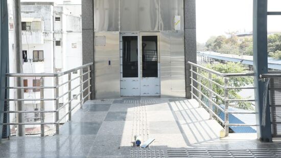 12 మీటర్ల వెడల్పు ర్యాంపుతో ఫుట్ ఓవర్ బ్రిడ్జి, 2 లిఫ్టులు, ఎస్కలేటర్లు ఏర్పాట్లు చేశారు. 12 మీటర్ల వెడల్పు ర్యాంపుతో ఫుట్ ఓవర్ బ్రిడ్జి, 2 లిఫ్టులు, ఎస్కలేటర్లు ఏర్పాట్లు చేశారు. 