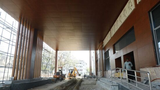 మిగిలిన పనులు కూడా త్వరిగతగతిన పూర్తి చేసే విధంగా రైల్వే శాఖ అడుగులు వేస్తోంది. అమృత్ భారత్ స్టేషన్ పథకం పాత రైల్వే స్టేషన్లను ఆధునీక హంగులతో అభివృద్ధి చేస్తున్నారు. ఇప్పటికే నగరంలో ఉన్న చర్లపల్లి రైల్వే స్టేషన్ అందుబాటులోకి వచ్చిన సంగతి తెలిసిందే. మరో కీలకమైన కాజీపేట్ రైల్వే జంక్షన్ పనులు కూడా కొనసాగుతున్నాయి. మిగిలిన పనులు కూడా త్వరిగతగతిన పూర్తి చేసే విధంగా రైల్వే శాఖ అడుగులు వేస్తోంది. అమృత్ భారత్ స్టేషన్ పథకం పాత రైల్వే స్టేషన్లను ఆధునీక హంగులతో అభివృద్ధి చేస్తున్నారు. ఇప్పటికే నగరంలో ఉన్న చర్లపల్లి రైల్వే స్టేషన్ అందుబాటులోకి వచ్చిన సంగతి తెలిసిందే. మరో కీలకమైన కాజీపేట్ రైల్వే జంక్షన్ పనులు కూడా కొనసాగుతున్నాయి.