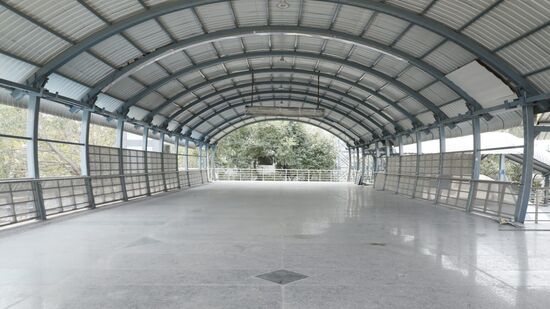 ప్రయాణికుల కోసం స్టేషన్లలో అత్యాధునిక సౌకర్యాలను కల్పిస్తున్నారు. రైల్వే ప్లాట్ఫామ్ మొత్తానికి షెడ్డు నిర్మాణం చేశారు. స్టేషన్ బయట నేషనల్ గ్రీన్ ట్రైబ్యునల్ నిర్దేశాలకు అనుగుణంగా మురుగునీటి శుద్ధికి ప్లాంటు ఏర్పాట్లు చేస్తున్నారు. ప్రయాణికుల కోసం స్టేషన్లలో అత్యాధునిక సౌకర్యాలను కల్పిస్తున్నారు. రైల్వే ప్లాట్ఫామ్ మొత్తానికి షెడ్డు నిర్మాణం చేశారు. స్టేషన్ బయట నేషనల్ గ్రీన్ ట్రైబ్యునల్ నిర్దేశాలకు అనుగుణంగా మురుగునీటి శుద్ధికి ప్లాంటు ఏర్పాట్లు చేస్తున్నారు. 