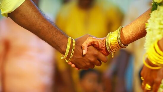 రిలేషన్ షిప్ లో హ్యాపీగా ఉండాలని ప్రతి ఒక్కరూ కోరుకుంటారు కానీ అది అందరికీ సాధ్యం కాదు. రిలేషన్ షిప్ లో హ్యాపీగా ఉండాలంటే చక్కటి జీవిత భాగస్వామి లభించాలి.