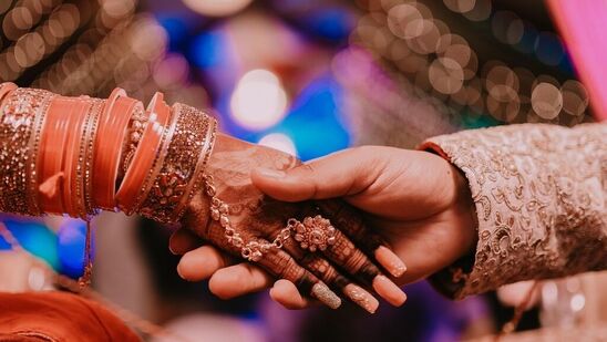 జీవితంలో సర్దుకుపోయే భాగస్వామి దొరికితే చాలా సంతోషంగా ఉంటుంది.ఈ 5 రాశుల వారికి తోడు అదృష్టవంతుడు.వారి కార్పొరేట్ లైఫ్ అందంగా ఉంటుంది.కాబట్టి వారు ఏ రాశికి చెందిన వారో తెలుసుకుందాం&nbsp;.