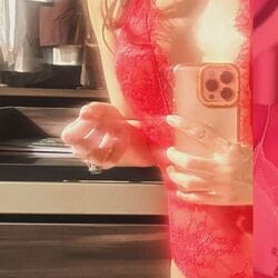 <p>Samantha Red Monokini: సమంత మరోసారి తన ఫ్యాన్స్ ను టీజ్ చేసింది. వాలెంటైన్స్ డే నాడు కొన్ని మిస్టీరియస్ ఫొటోలను తన ఇన్‌స్టాలో షేర్ చేసింది.</p>