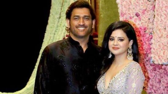 టీమ్ఇండియా మాజీ కెప్టెన్ మహేంద్ర సింగ్ ధోనిది మరో స్పెషల్ లవ్ స్టోరీ. సాక్షి, ధోని చిన్నప్పుడు ఒకే పాఠశాలకు వెళ్లారు. కానీ సాక్షి కుటుంబం డెహ్రాడూన్ కు షిష్ట్ అవడంతో అప్పుడు దూరమయ్యారు. భారత జట్టులోకి ధోని వచ్చిన తర్వాత ఓ హోటల్ లో ఇంటర్న్ షిప్ చేస్తున్న సాక్షిని మళ్లీ కలిశాడు. 2008 లో మొదలైన వీళ్ల ప్రేమ కథ 2012లో పెళ్లికి చేరుకుంది. ఈ దంపతులకు ఓ కుమార్తె ఉంది. టీమ్ఇండియా మాజీ కెప్టెన్ మహేంద్ర సింగ్ ధోనిది మరో స్పెషల్ లవ్ స్టోరీ. సాక్షి, ధోని చిన్నప్పుడు ఒకే పాఠశాలకు వెళ్లారు. కానీ సాక్షి కుటుంబం డెహ్రాడూన్ కు షిష్ట్ అవడంతో అప్పుడు దూరమయ్యారు. భారత జట్టులోకి ధోని వచ్చిన తర్వాత ఓ హోటల్ లో ఇంటర్న్ షిప్ చేస్తున్న సాక్షిని మళ్లీ కలిశాడు. 2008 లో మొదలైన వీళ్ల ప్రేమ కథ 2012లో పెళ్లికి చేరుకుంది. ఈ దంపతులకు ఓ కుమార్తె ఉంది. 