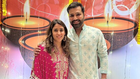 భారత వన్డే, టెస్టు కెప్టెన్ రోహిత్ శర్మ లవ్ స్టోరీలోనూ ట్విస్ట్ లున్నాయి. అతని భార్య రితిక మొదట రోహిత్ కు మేనేజర్. ఓ యాడ్ షూట్ లో రితికను మొదటి సారి కలిశాడు. ఆ తర్వాత రోహిత్ ప్రొఫెషనల్ కమిట్మెంట్స్ ను రితిక చూసుకునేది. ఆ ప్రొఫెషనల్ రిలేషన్ షిప్ కాస్తా పర్సనల్ గా మారింది. ఆరేళ్ల డేటింగ్ తర్వాత వీళ్లు 2015లో పెళ్లి పీఠలెక్కారు. ఈ దంపతులకు ఓ తనయ ఉంది. భారత వన్డే, టెస్టు కెప్టెన్ రోహిత్ శర్మ లవ్ స్టోరీలోనూ ట్విస్ట్ లున్నాయి. అతని భార్య రితిక మొదట రోహిత్ కు మేనేజర్. ఓ యాడ్ షూట్ లో రితికను మొదటి సారి కలిశాడు. ఆ తర్వాత రోహిత్ ప్రొఫెషనల్ కమిట్మెంట్స్ ను రితిక చూసుకునేది. ఆ ప్రొఫెషనల్ రిలేషన్ షిప్ కాస్తా పర్సనల్ గా మారింది. ఆరేళ్ల డేటింగ్ తర్వాత వీళ్లు 2015లో పెళ్లి పీఠలెక్కారు. ఈ దంపతులకు ఓ తనయ ఉంది. 