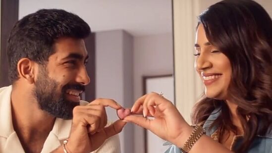 క్రికెటర్, యాంకర్ మధ్య లవ్ స్టోరీకి బుమ్రా-సంజన గణేషన్ బెస్ట్ ఉదాహరణ. సంజన్ క్రికెట్ ప్రజెంటేటర్ గా పనిచేసే సమయంలో 2013-14 ఐపీఎల్ లో బుమ్రాను ఇంటర్వ్యూ చేసింది. అప్పుడే ఇద్దరి మధ్య స్నేహం మొదలైైంది. ఆ తర్వాత అది ముదిరి ప్రేమగా మారింది. రెండేళ్ల డేటింగ్ తర్వాత వీళ్లు 2021లో పెళ్లి చేసుకున్నారు. వీళ్లకు ఓ కొడుకున్నాడు. క్రికెటర్, యాంకర్ మధ్య లవ్ స్టోరీకి బుమ్రా-సంజన గణేషన్ బెస్ట్ ఉదాహరణ. సంజన్ క్రికెట్ ప్రజెంటేటర్ గా పనిచేసే సమయంలో 2013-14 ఐపీఎల్ లో బుమ్రాను ఇంటర్వ్యూ చేసింది. అప్పుడే ఇద్దరి మధ్య స్నేహం మొదలైైంది. ఆ తర్వాత అది ముదిరి ప్రేమగా మారింది. రెండేళ్ల డేటింగ్ తర్వాత వీళ్లు 2021లో పెళ్లి చేసుకున్నారు. వీళ్లకు ఓ కొడుకున్నాడు. 