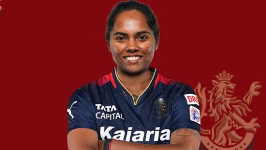 <p>28 ఏళ్ల ఓపెనర్ సబ్బినేని మేఘన ఓపెనర్ గా రాణిస్తోంది. కృష్ణా జిల్లాకు చెందిన ఆమె డబ్యూపీఎల్ లో డిఫెండింగ్ ఛాంపియన్ రాయల్ ఛాలెంజర్స్ బెంగళూరుకు ఆడుతోంది. ఈ లీగ్ లో 13 మ్యాచ్ ల్లో 249 పరుగులు చేసింది. గత సీజన్ లో 7 మ్యాచ్ ల్లో 168 పరుగులతో ఆర్సీబీ కప్ గెలవడంలో కీలక పాత్ర పోషించింది.&nbsp;</p>