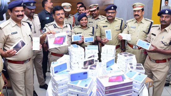 విజయవాడలో చోరీ చేసిన 271 ఐఫోన్లను భారత్‌లో విక్రయిస్తే వాటిని బ్లాక్ చేసే అవకాశం ఉంటుందని భావించి నేపాల్‌లో అమ్మే ఏర్పాట్లు చేసుకున్నారు. &nbsp;271 ఐఫోన్లను ఖాట్మాండ్‌లో విక్రయించేందుకు ఒప్పందం చేసుకున్నారు. నేపాల్‌కు చెందిన రంజిత్‌ అనే నిందితుడితో ఇందుకు ఒప్పందం చేసుకున్నారు. నేపాల్‌ చేరకముందే దోపిడీ ముఠాను అరెస్ట్ చేశారు. &nbsp;నిందితులు దీప్‌ చంద్ ప్రజాపతి, &nbsp;మాయ జయప్రకాష్‌,సునీల్ కుమార్ సరోజ్, బ్రిజేష్ కుమార్ ఉగ్ర, మిథిలేష్ కుమార్, సురేంద్ర కుమార్ పటేల్‌లను అరెస్ట్‌ చేశారు.&nbsp;