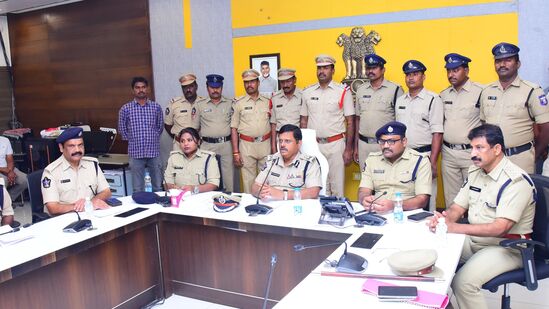 విజయవాడలో సంచలనం సృష్టించిన ఐ ఫోన్ల చోరీ కేసును పోలీసులు చేధించారు. ఈ కేసులో ఎనికేపాడులోని &nbsp;ఐఫోన్లను మార్కెటింగ్ చేసే ఇన్‌గ్రామ్‌ మైక్రో ఇండియా వేర్‌ హౌసింగ్‌ కార్పొరేషన్‌లో రెండున్నర కోట్ల విలువ చేసే ఫోన్లు చోరీకి గురయ్యాయి. నిందితులు గోడౌన్‌ పైభాగంలో రేకులు తొలగించి ఫోన్లు, ఎలక్ట్రానిక్ ఉపకరణాలు చోరీ &nbsp;చేశారు.&nbsp;