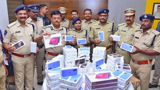 నిందితులు యూపీకి వెళ్లిపోతున్నట్టు గుర్తించి బీహార్ పోలీసుల్ని అప్రమత్తం చేశారు. &nbsp;బీహార్‌ శివసాగర్‌ పీఎస్‌ పోలీసుల్ని అప్రమత్తం చేశారు. డెహ్రీ జిల్లా పోలీసులతో పాటు బీహార్ డీజీపీని పోలీసులు అలర్ట్‌ చేశారు. దీంతో బీహార్‌ పోలీసులు &nbsp;యూపీ దోపిడీ ముఠాను అరెస్ట్‌ చేసి చోరీ సొత్తును స్వాధీనం చేసుకున్నారు. నిందితుల్ని బీహార్‌ కోర్టులో ప్రవేశపెట్టారు. నిందితులు నేపాల్‌లో అమ్మేందుకు ఏర్పాట్లు చేసుకున్నారు. బీహార్‌ కోర్టు అనుమతితో విజయవాడ పోలీసులు చోరీ సొత్తును స్వాధీనం చేసుకున్నారు.&nbsp;