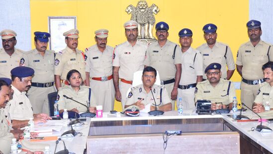 యూపీకి చెందిన నిందితులు ఈ చోరీకి పాల్పడ్డారు. చోరీ సమయంలో సీసీ కెమెరాలను తొలగించినా, వాటిలో నిందితులు స్పష్టంగా రికార్డ్‌ అయ్యారు. యూపీకీ చెందిన దీప్‌ చంద్ర ప్రజాపతి నేతృత్వంలో ముఠా విజయవాడలో చోరీకి పాల్పడింది. విశాఖ నుంచి విజయవాడ వరకు చోరీకి అనువైన గోడౌన్లను గుర్తించి రెక్కీ నిర్వహించినట్టు దర్యాప్తులో వెల్లడైంది.&nbsp;