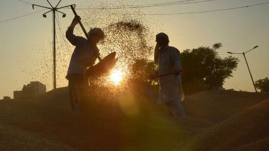 ఏపీ, తెలంగాణలో ఎండల తీవ్రత ఎక్కువగా ఉంటోంది. ఫిబ్రవరి నెల దాటకముందే పగటి ఉష్ణోగ్రతలు క్రమంగా పెరుగుతూ వస్తున్నాయి. దీంతో ఉదయం 11 దాటితే చాలు ప్రజలు ఇబ్బందిపడిపోతున్నారు. ముఖ్యంగా మధ్యాహ్నాం సమయంలో ఎండ తీవ్రత మరీ ఎక్కువగా ఉంటోంది. ఏపీ, తెలంగాణలో ఎండల తీవ్రత ఎక్కువగా ఉంటోంది. ఫిబ్రవరి నెల దాటకముందే పగటి ఉష్ణోగ్రతలు క్రమంగా పెరుగుతూ వస్తున్నాయి. దీంతో ఉదయం 11 దాటితే చాలు ప్రజలు ఇబ్బందిపడిపోతున్నారు. ముఖ్యంగా మధ్యాహ్నాం సమయంలో ఎండ తీవ్రత మరీ ఎక్కువగా ఉంటోంది.