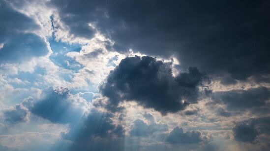  శుక్రవారం తెలంగాణలో చూస్తే మహబూబ్ నగర్ లో అత్యధికంగా 36.7 డిగ్రీల సెల్సియస్ ఉష్ణోగ్రతలు రికార్డయ్యాయి. ఇక ఖమ్మంలో 36.6, భద్రాచలంలో 35.6, హన్మకొండ -35 డిగ్రీలు, హైదరాబాద్ లో 34.2 డిగ్రీల సెల్సియస్ ఉష్ణోగ్రతలు నమోదయ్యాయి.ఏపీలోని నందిగామలో 36.1 డిగ్రీలు, విజయవాడలో 35.8 డిగ్రీల ఉష్ణోగ్రతలు నమోదయ్యాయి. శుక్రవారం తెలంగాణలో చూస్తే మహబూబ్ నగర్ లో అత్యధికంగా 36.7 డిగ్రీల సెల్సియస్ ఉష్ణోగ్రతలు రికార్డయ్యాయి. ఇక ఖమ్మంలో 36.6, భద్రాచలంలో 35.6, హన్మకొండ -35 డిగ్రీలు, హైదరాబాద్ లో 34.2 డిగ్రీల సెల్సియస్ ఉష్ణోగ్రతలు నమోదయ్యాయి.ఏపీలోని నందిగామలో 36.1 డిగ్రీలు, విజయవాడలో 35.8 డిగ్రీల ఉష్ణోగ్రతలు నమోదయ్యాయి.