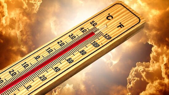 రాయలసీమలో చూస్తే ఇవాళ, రేపు,పూర్తిగా పొడి వాతావరణమే ఉంటుందని అమరావతి వాతావరణ కేంద్రం వివరించింది.. గరిష్ణ ఉష్ణోగ్రతలు సాధారణం కంటే 2 నుంచి 4 డిగ్రీల సెల్సియస్ ఉష్ణోగ్రతలు ఎక్కువగా నమోదయ్యే అవకాశం ఉంది. రాయలసీమలో చూస్తే ఇవాళ, రేపు,పూర్తిగా పొడి వాతావరణమే ఉంటుందని అమరావతి వాతావరణ కేంద్రం వివరించింది.. గరిష్ణ ఉష్ణోగ్రతలు సాధారణం కంటే 2 నుంచి 4 డిగ్రీల సెల్సియస్ ఉష్ణోగ్రతలు ఎక్కువగా నమోదయ్యే అవకాశం ఉంది.