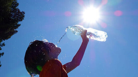 గత వారం రోజులతో పోల్చితే… ఈ రెండు మూడు రోజుల్లో పగటి ఉష్ణోగ్రతలు 1- 2 డిగ్రీలు పెరిగే అవకాశం ఉంది. ప్రస్తుతం ఇలా ఉన్నప్పటికీ…. రానున్న రోజుల్లో ఉష్ణోగ్రతలు మరింత పెరిగే వీలుంది. ఈ నేపథ్యంలో ప్రజలు జాగ్రతలు తీసుకోవాలని అధికారులు సూచిస్తున్నారు. ఎండ తీవ్రత ఎక్కువగా ఉన్నప్పుడు బయటికి వెళ్లొద్దని చెబుతున్నారు. గత వారం రోజులతో పోల్చితే… ఈ రెండు మూడు రోజుల్లో పగటి ఉష్ణోగ్రతలు 1- 2 డిగ్రీలు పెరిగే అవకాశం ఉంది. ప్రస్తుతం ఇలా ఉన్నప్పటికీ…. రానున్న రోజుల్లో ఉష్ణోగ్రతలు మరింత పెరిగే వీలుంది. ఈ నేపథ్యంలో ప్రజలు జాగ్రతలు తీసుకోవాలని అధికారులు సూచిస్తున్నారు. ఎండ తీవ్రత ఎక్కువగా ఉన్నప్పుడు బయటికి వెళ్లొద్దని చెబుతున్నారు. 