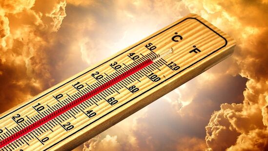 ఏపీలోని ఉత్తర కోస్తాలో చూస్తే ఇవాళ…. పొడి వాతావరణం ఉండే అవకాశం ఉంది. గరిష్ణ ఉష్ణోగ్రతలు సాధారణం కంటే 3 నుంచి 5 డిగ్రీల సెల్సియస్ ఉష్ణోగ్రతలు ఎక్కువగా నమోదయ్యే అవకాశం ఉంది. రేపు కూడా పూర్తిగా పొడిగా ఉండనుంది. ఏపీలోని ఉత్తర కోస్తాలో చూస్తే ఇవాళ…. పొడి వాతావరణం ఉండే అవకాశం ఉంది. గరిష్ణ ఉష్ణోగ్రతలు సాధారణం కంటే 3 నుంచి 5 డిగ్రీల సెల్సియస్ ఉష్ణోగ్రతలు ఎక్కువగా నమోదయ్యే అవకాశం ఉంది. రేపు కూడా పూర్తిగా పొడిగా ఉండనుంది.