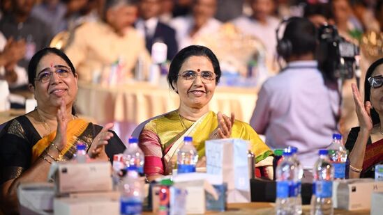 ప్రజాసేవకే ఎన్టీఆర్ ట్రస్ట్ అంకితం అని నారా భువనేశ్వరి స్పష్టం చేశారు. తలసేమియా బాధితులకు అండగా నిలిచేందుకే యూఫోరియా మ్యూజికల్ నైట్ నిర్వహిస్తున్నట్టు చెప్పారు. ప్రజల స్పందన చూశాక మరిన్ని సేవా కార్యక్రమాలు చేయాలనే &nbsp;ధైర్యం, ప్రోత్సాహం వచ్చాయని.. రక్తదానం ప్రాణదానంతో సమానం అని వివరించారు.