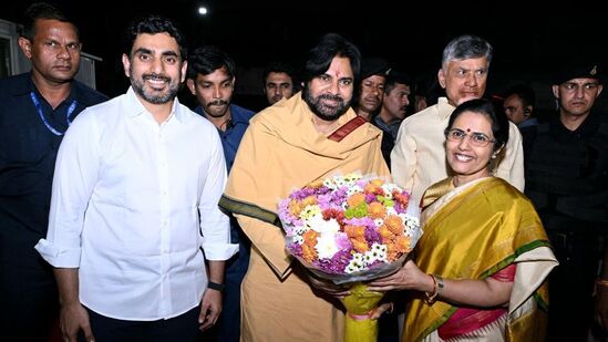 ఎలాంటి ప్రచార హంగామా లేకుండా సేవ చేసుకుంటూ వెళ్లడం ఎన్టీఆర్‌ ట్రస్ట్‌కున్న ప్రత్యేకత అని పవన్ కల్యాణ్ కొనియాడారు. మరో వందేళ్ల పాటు ఈ ట్రస్ట్ కొనసాగాలని ఆకాంక్షించారు. నారా భువనేశ్వరి అంటే తనకు అపారమైన గౌరవం అని.. ఎన్ని కష్టాలు ఎదురైనా బలమైన సంకల్పంతో నిలబడడం ఆమె దగ్గర చూశానని చెప్పారు.&nbsp;