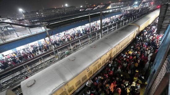 ఫుట్​ఓవర్​ బ్రిడ్జ్​ నుంచి తీసిన ఫొటో..