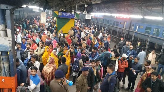 శనివారం జరిగిన ఘోర తొక్కిసలాట తరువాత న్యూదిల్లీ రైల్వే స్టేషన్ నుంచి ఒక దృశ్యం ఇది. అకస్మాత్తుగా ప్రయాణికుల రద్దీ ఈ గందరగోళానికి దారితీసిందని, చాలా మంది ఊపిరాడక కుప్పకూలిపోయారని ప్రత్యక్ష సాక్షులు తెలిపారు.