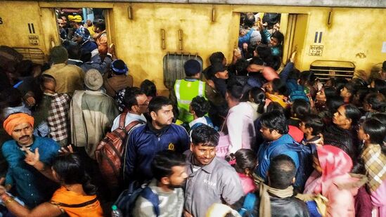 న్యూదిల్లీ రైల్వే స్టేషన్ తొక్కిసలాటలో మరణించిన వారి సంఖ్య 18కి చేరింది. ఫుట్​ఓవర్ బ్రిడ్జిపై నుంచి కొందరు ప్రయాణికులు కిందకు దిగుతుండగా జారిపడటంతో గందరగోళం మొదలైందని, మరికొందరు వారిపై పడిపోయారని రైల్వే ఉన్నతాధికారి ఒకరు తెలిపారు.