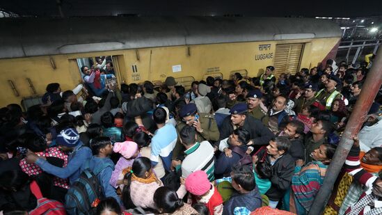 ప్రయాగ్​రాజ్ ఎక్స్​ప్రెస్ బయలుదేరే సమయానికి ప్లాట్​ఫాం 14 అప్పటికే రద్దీగా ఉందని డిప్యూటీ పోలీస్ కమిషనర్ (రైల్వే) ఒక అధికారిక ప్రకటనలో తెలిపారు. స్వతంత్ర సేనాని ఎక్స్ ప్రెస్, భువనేశ్వర్ రాజధాని ఎక్స్ ప్రెస్ ఆలస్యమవడంతో పరిస్థితి విషమించి 12, 13, 14 ప్లాట్ ఫామ్​లపై రద్దీ పెరిగింది.