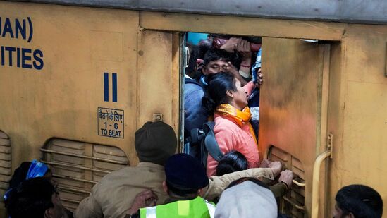 రైలు ఎక్కే క్రమంలో చాలా మంది ఉక్కిరిబిక్కిరి అయ్యారు.