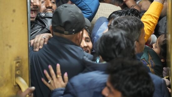 శనివారం నాడు న్యూదిల్లీ రైల్వే స్టేషన్​లో మహా కుంభమేళా కోసం రైలు ఎక్కేందుకు ప్రయత్నించిన ప్రయాణీకుల రద్దీ. 14, 15 ప్లాట్​ఫాంలు కిక్కిరిసిపోవడంతో ప్రయాగ్​రాజ్​కు వెళ్లే భక్తుల తాకిడి పెరిగింది. ఈ తొక్కిసలాటలో డజను మందికి పైగా గాయపడ్డారు.