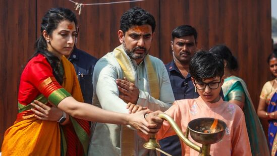 కుంభమేళాలో స్నానాలు, పూజాధికాల అనంతరం లోకేష్ దంపతులు కాశీ విశ్వేశ్వరుని ఆలయాన్ని సందర్శించేందుకు వారణాసి బయలుదేరి వెళ్లారు. మహా కుంభమేళాలో పుణ్యస్నానాలు ఆచరించేందుకు మంత్రి నారా లోకేష్ ఉదయం10 గంటలకు ప్రయాగ రాజ్ బయలుదేరి వెళ్ళారు. 10.10 గంటల నుంచి 12.10 గంటల నడుమ మహాకుంభ మేళా షాహి స్నానఘట్టంలో పుణ్యస్నానాలు ఆచరించారు.