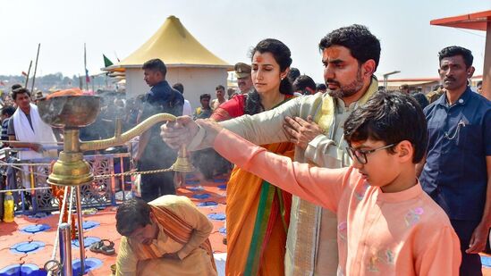 మధ్యాహ్నం 1.00 గంటకు &nbsp;ప్రయాగ్‍రాజ్ నుంచి వారణాసికి పయనమయ్యారు. మధ్యాహ్నం 2.45 గంటలకు వారణాసి కాలభైరవ ఆలయాన్ని సందర్శించారు. సాయంత్రం 3.40 గంటలకు వారణాసి కాశీవిశ్వేశ్వర ఆలయ సందర్శించి, ప్రత్యేక పూజల్లో పాల్గొన్నారు.&nbsp;