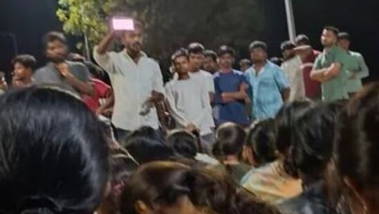 విద్యార్థినులు ఆందోళ‌న