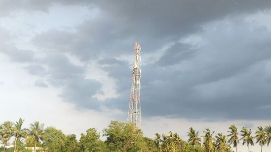 దక్షిణ కోస్తా. ఉత్తర కోస్తా, సీమ జిల్లాల్లో ఇవాళ, రేపు పొడి వాతావరణమే ఉండనుంది. గరిష్ణ ఉష్ణోగ్రతలు సాధారణం కంటే 2 నుంచి 4 డిగ్రీల సెల్సియస్‌ ఉష్ణోగ్రతలు ఎక్కువగా నమోదయ్యే అవకాశం ఉందని అమరావతి వాతావరణ కేంద్రం పేర్కొంది.&nbsp;