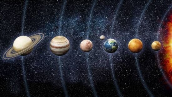 మీనరాశి సంచరిస్తున్న &nbsp;శుక్రుడు మార్చి 2వ తేదీన తిరోగమన దిశలోకి మారనున్నాడు. ఏప్రిల్ 13 ఉదయం వరకు తిరోగమనంలోనే సంచరించనున్నాడు. దీంతో ఈ 43 రోజుల్లో మూడు రాశుల వారికి ఎక్కువ అదృష్టం కలుగనుంది. అవేవంటే..