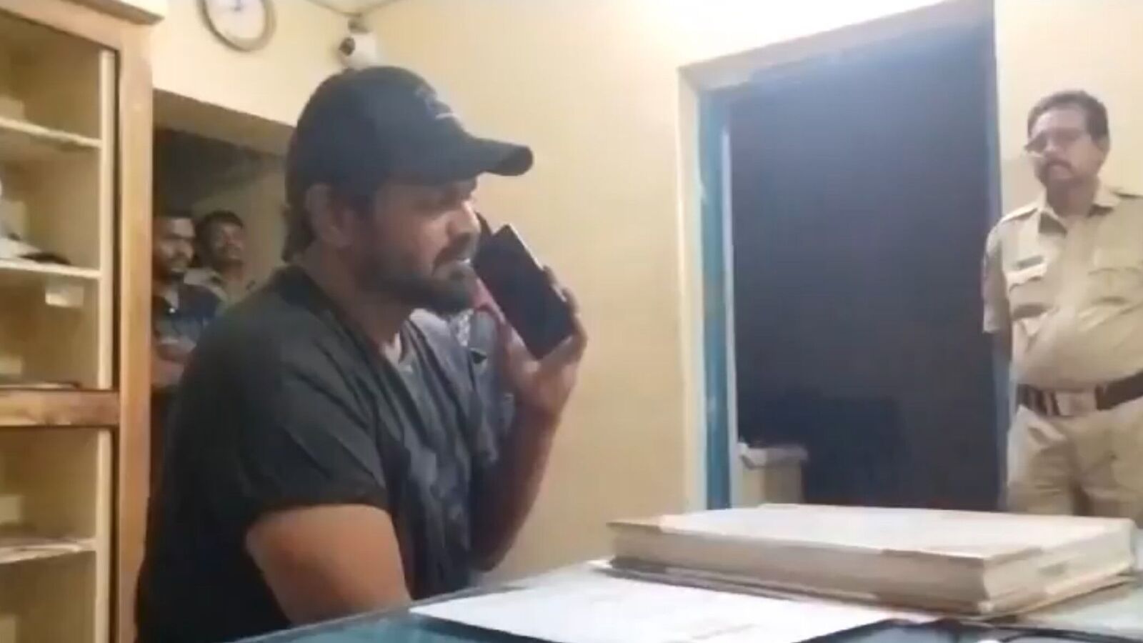 Manchu Manoj: అర్ధరాత్రి హైడ్రామా.. పోలీస్ స్టేషన్‍లో మంచు మనోజ్.. మళ్లీ ఏం జరిగిందంటే..