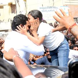 <p>జిల్లా జైలు వద్ద పెద్ద ఎత్తున కార్యకర్తలు, అభిమానులు ఉండడంతో ఆ రద్దీలో వైఎస్ జగన్ ను కలవలేననుకున్న చిన్నారి ఒక్కసారిగా ఏడ్చింది. దీనిని గమనించిన వైఎస్ జగన్‌ తన కాన్వాయ్‌ ఆపి ఆ చిన్నారిని దగ్గరకు తీసుకుని ముద్దాడారు.&nbsp;</p>