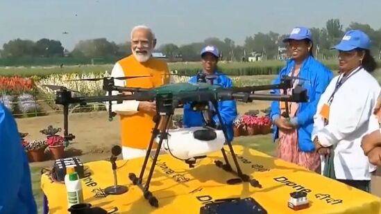 శిక్షణ పొందిన మహిళలతో ప్రధాని మోదీ