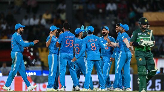 CT 2025 Must Watch Matches: ఇండియా, పాకిస్థాన్ మ్యాచ్ ఈ జాబితాలో తొలి స్థానంలో ఉంటుంది. ఈ మ్యాచ్ ఆదివారం (ఫిబ్రవరి 23) మధ్యాహ్నం 2.30 గంటల నుంచి దుబాయ్ లో జరగనుంది. ముక్కోణపు సిరీస్ ఫైనల్లో న్యూజిలాండ్ చేతుల్లో ఓడిన పాకిస్థాన్ ఓవైపు.. ఇంగ్లండ్ ను క్లీన్ స్వీప్ చేసిన టీమిండియా మరోవైపు ఉన్నాయి. 2017 ఛాంపియన్స్ ట్రోఫీ ఫైనల్లో ఓటమికి ఇప్పుడు పాకిస్థాన్ పై ప్రతీకారం తీర్చుకుంటుందేమో చూడాలి. CT 2025 Must Watch Matches: ఇండియా, పాకిస్థాన్ మ్యాచ్ ఈ జాబితాలో తొలి స్థానంలో ఉంటుంది. ఈ మ్యాచ్ ఆదివారం (ఫిబ్రవరి 23) మధ్యాహ్నం 2.30 గంటల నుంచి దుబాయ్ లో జరగనుంది. ముక్కోణపు సిరీస్ ఫైనల్లో న్యూజిలాండ్ చేతుల్లో ఓడిన పాకిస్థాన్ ఓవైపు.. ఇంగ్లండ్ ను క్లీన్ స్వీప్ చేసిన టీమిండియా మరోవైపు ఉన్నాయి. 2017 ఛాంపియన్స్ ట్రోఫీ ఫైనల్లో ఓటమికి ఇప్పుడు పాకిస్థాన్ పై ప్రతీకారం తీర్చుకుంటుందేమో చూడాలి.