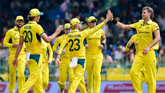 CT 2025 Must Watch Matches: గ్రూప్ బిలో ఆస్ట్రేలియా, ఇంగ్లండ్ మ్యాచ్ కూడా మిస్ కాకుండా చూడాల్సిందే. ఈ ఏడాది యాషెస్ సిరీస్ జరగనున్న నేపథ్యంలో ఈ రెండు జట్ల మధ్య పోరు హోరాహోరీగా సాగడం ఖాయం. అయితే ఇటు ఇండియా చేతుల్లో ఇంగ్లండ్, అటు శ్రీలంక చేతుల్లో ఆస్ట్రేలియా వన్డే సిరీస్ లు ఓడి వస్తున్న నేపథ్యంలో వీళ్లు ఎలా రాణిస్తారో చూడాలి. CT 2025 Must Watch Matches: గ్రూప్ బిలో ఆస్ట్రేలియా, ఇంగ్లండ్ మ్యాచ్ కూడా మిస్ కాకుండా చూడాల్సిందే. ఈ ఏడాది యాషెస్ సిరీస్ జరగనున్న నేపథ్యంలో ఈ రెండు జట్ల మధ్య పోరు హోరాహోరీగా సాగడం ఖాయం. అయితే ఇటు ఇండియా చేతుల్లో ఇంగ్లండ్, అటు శ్రీలంక చేతుల్లో ఆస్ట్రేలియా వన్డే సిరీస్ లు ఓడి వస్తున్న నేపథ్యంలో వీళ్లు ఎలా రాణిస్తారో చూడాలి.