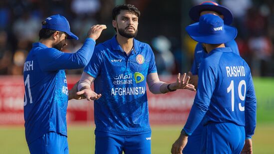 CT 2025 Must Watch Matches: వన్డే వరల్డ్ కప్ లో ఆస్ట్రేలియాపై గెలిచినంత పని చేసిన మ్యాక్స్వెల్ అద్భుతమైన సెంచరీతో ఓడిపోయింది ఆఫ్ఘనిస్థాన్ టీమ్. ఇప్పుడు గ్రూప్ బిలో ఈ రెండు టీమ్స్ తలపడనున్నాయి. ఆ ఓటమికి ప్రతీకారం కోసం ఆప్ఘన్ టీమ్ చూస్తోంది. ఈ మ్యాచ్ ఫిబ్రవరి 28న జరగనుంది. CT 2025 Must Watch Matches: వన్డే వరల్డ్ కప్ లో ఆస్ట్రేలియాపై గెలిచినంత పని చేసిన మ్యాక్స్వెల్ అద్భుతమైన సెంచరీతో ఓడిపోయింది ఆఫ్ఘనిస్థాన్ టీమ్. ఇప్పుడు గ్రూప్ బిలో ఈ రెండు టీమ్స్ తలపడనున్నాయి. ఆ ఓటమికి ప్రతీకారం కోసం ఆప్ఘన్ టీమ్ చూస్తోంది. ఈ మ్యాచ్ ఫిబ్రవరి 28న జరగనుంది.