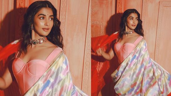 రంగురంగుల చీరలో మరింత అందంగా కనిపించారు పూజా. క్యూట్ లుక్తో మైమరిపించారు. చీర వైబ్కు సెట్ అయ్యేలా లైట్ పింక్ కలర్ బ్లౌజ్ ధరించారు. రంగురంగుల చీరలో మరింత అందంగా కనిపించారు పూజా. క్యూట్ లుక్తో మైమరిపించారు. చీర వైబ్కు సెట్ అయ్యేలా లైట్ పింక్ కలర్ బ్లౌజ్ ధరించారు. 