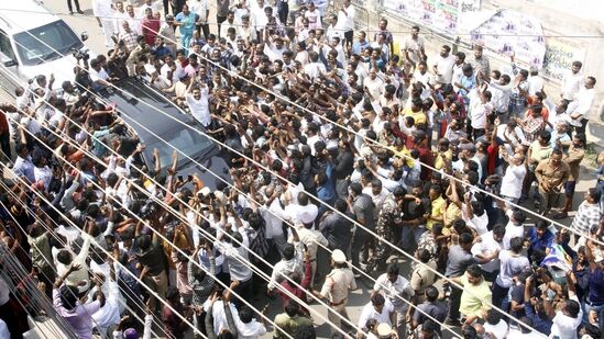 విజయవాడలో మాజీ సీఎం జగన్ ను చూసేందుకు అభిమానులు, పార్టీ కార్యకర్తలు పెద్ద ఎత్తున తరలి వచ్చారు. &nbsp;&nbsp;