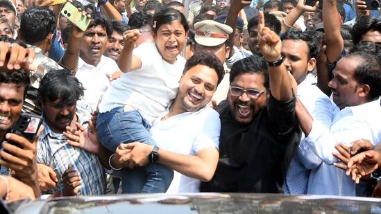 గన్నవరం మాజీ ఎమ్మెల్యే వల్లభనేని వంశీని పరామర్శించి గాంధీనగర్ జిల్లా జైలు నుంచి తిరిగి తాడేపల్లి బయలుదేరుతున్న సమయంలో ఒక అభిమాని తన కుమార్తెను తీసుకుని వైఎస్ జగన్ ను కలిసేందుకు వచ్చారు.&nbsp;
