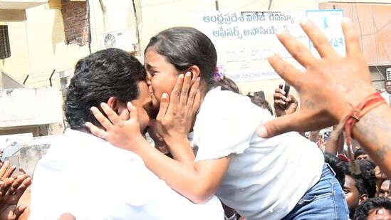 జిల్లా జైలు వద్ద పెద్ద ఎత్తున కార్యకర్తలు, అభిమానులు ఉండడంతో ఆ రద్దీలో వైఎస్ జగన్ ను కలవలేననుకున్న చిన్నారి ఒక్కసారిగా ఏడ్చింది. దీనిని గమనించిన వైఎస్ జగన్‌ తన కాన్వాయ్‌ ఆపి ఆ చిన్నారిని దగ్గరకు తీసుకుని ముద్దాడారు.&nbsp;