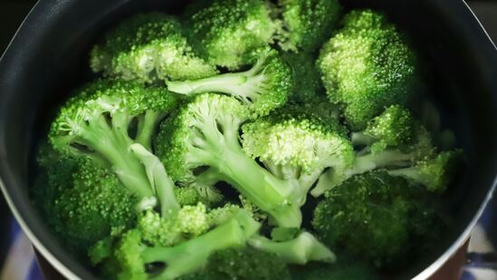 బ్రోకలీ, పాలకూర, కాలీఫ్లవర్, క్యాబేజ్ వంటి వాటిల్లో ఐరన్, ఫొలేట్ ఉంటాయి. ఇవి కచ్చితంగా మీ డైట్లో ఉండాలి. బ్రోకలీ, పాలకూర, కాలీఫ్లవర్, క్యాబేజ్ వంటి వాటిల్లో ఐరన్, ఫొలేట్ ఉంటాయి. ఇవి కచ్చితంగా మీ డైట్లో ఉండాలి.